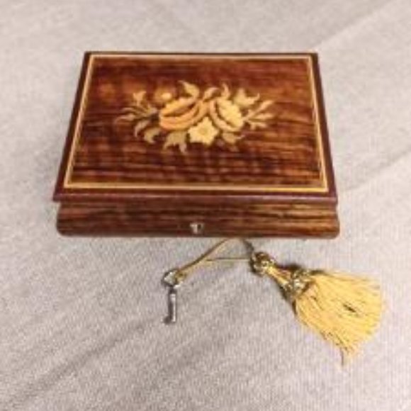 Vintage 30 Note Sorrento Music Jewelry Box - Picture 2 of 4